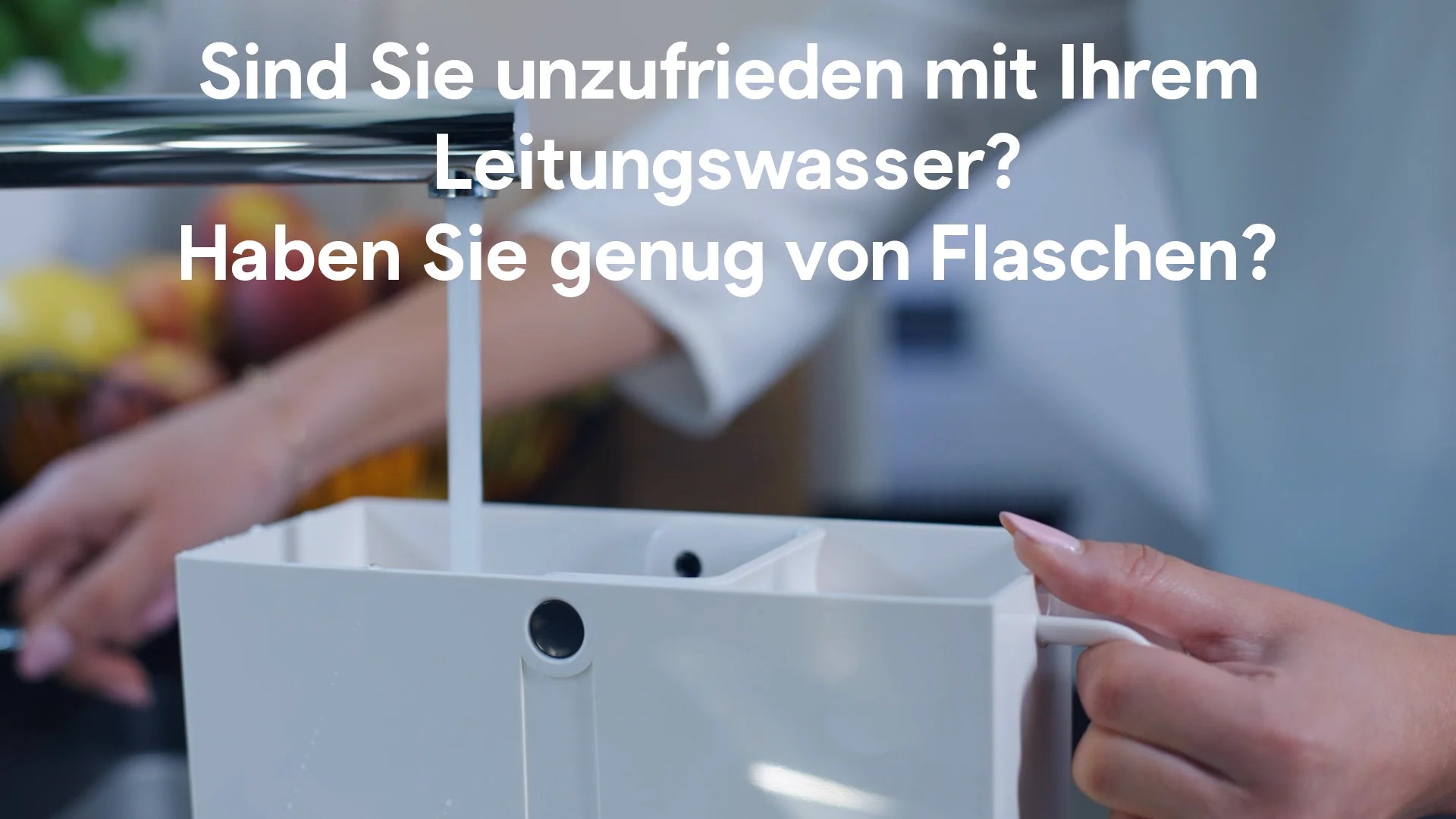 Eine Person, die einen Wasserfilter für Leitungswasser verwendet 