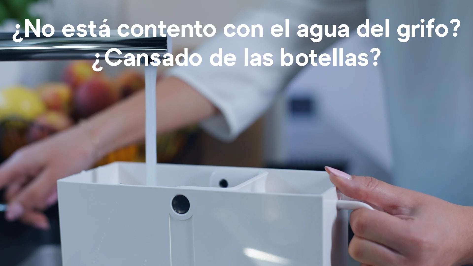 Persona que utiliza un filtro de agua con agua del grifo 