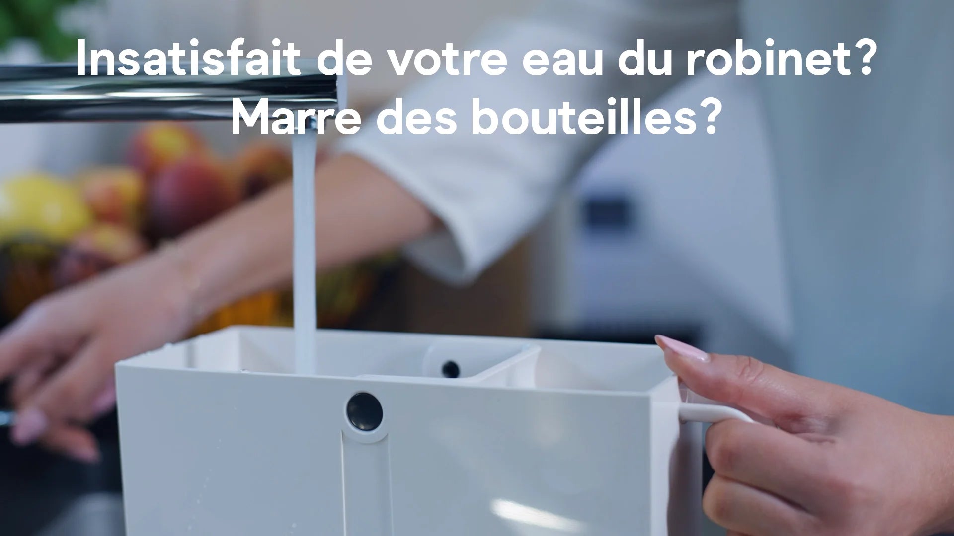 Une personne utilisant un filtre à eau avec de l'eau du robinet 