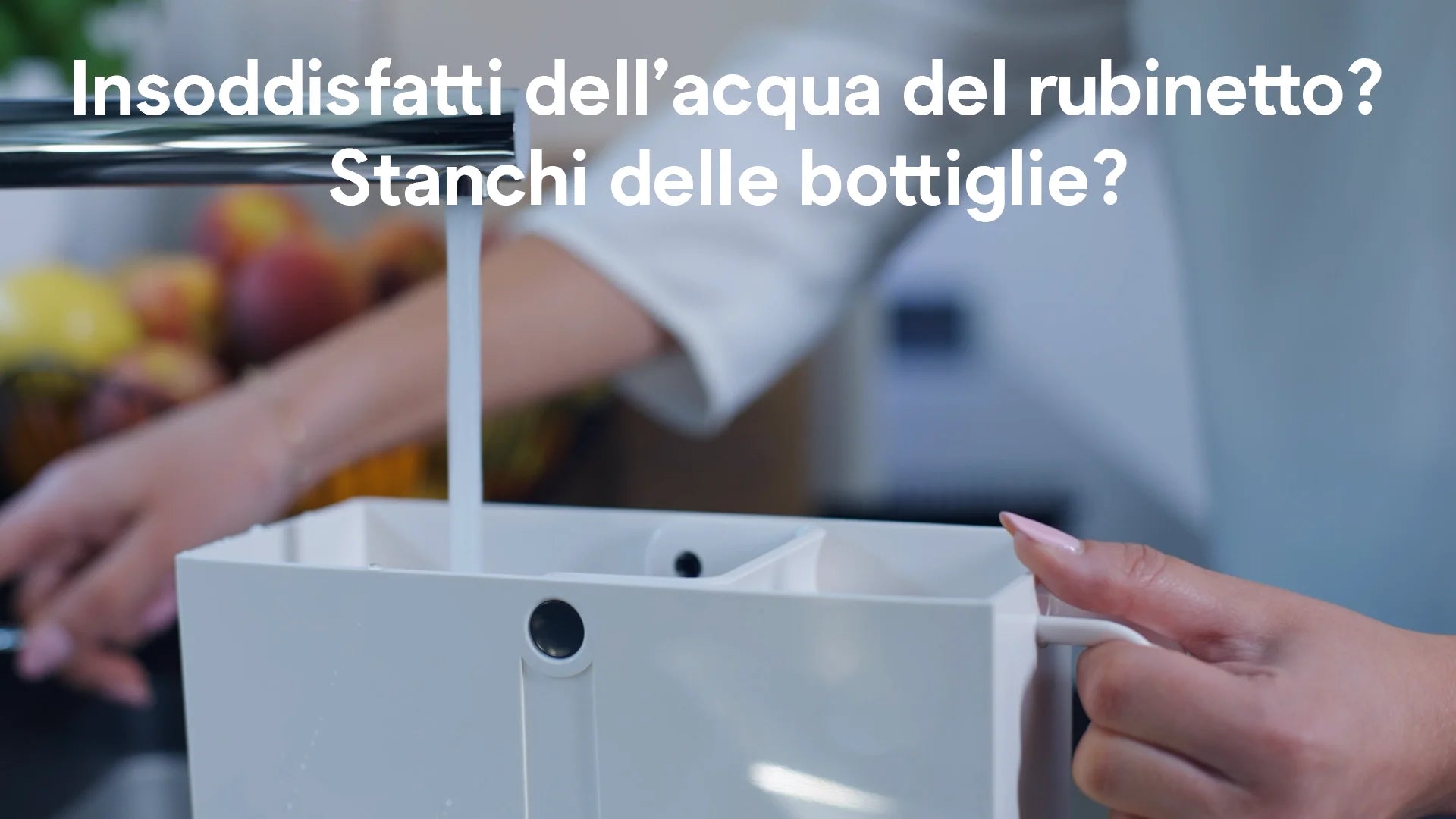 Persona che utilizza un filtro per l'acqua con l'acqua del rubinetto 